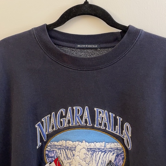 Brandy Melville Niagara Falls Erica Sweatshirt - Picture 4 of 5